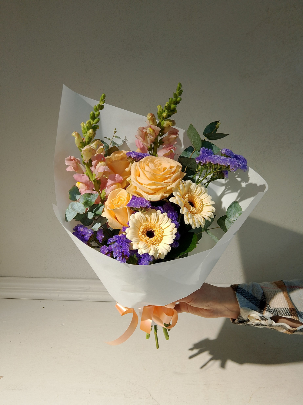 Летний солнечный букет с танацетумом и ароматными пионами Сара Бернард (С0034)