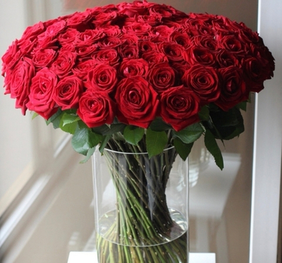 101 роза в вазе