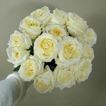 Букет из 15 шт. Белых чайно пионовидных роз с кремовыми оттенком