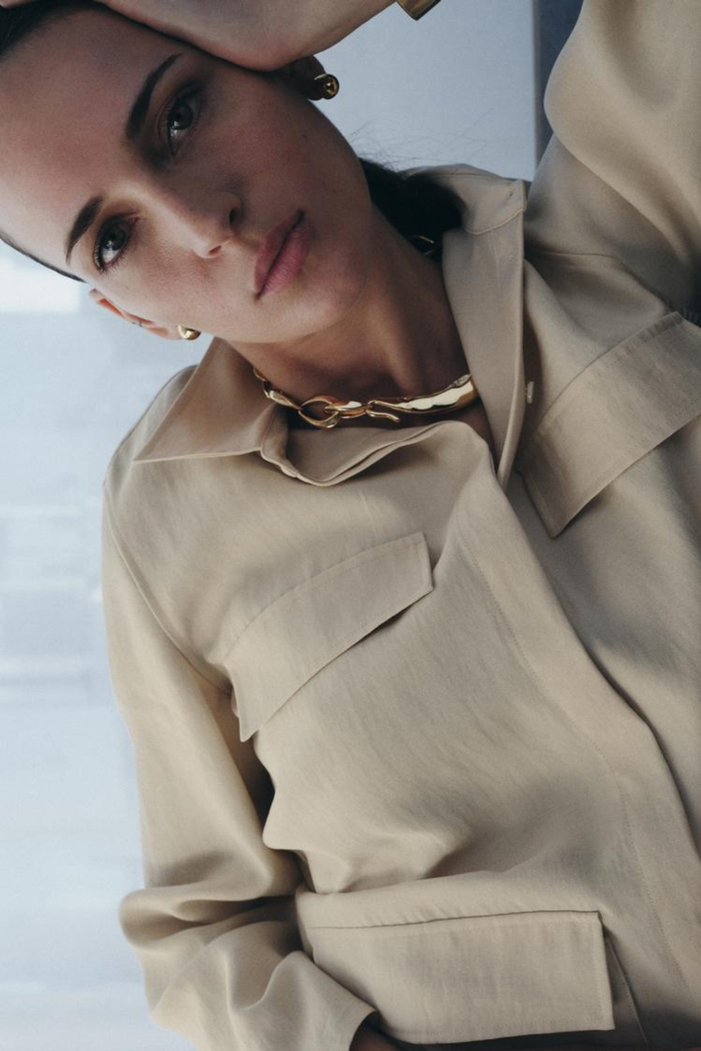 ZARA СТРУЯЩАЯСЯ РУБАШКА С КАРМАНАМИ — ZW COLLECTION, ЦВЕТ СЛОНОВОЙ КОСТИ