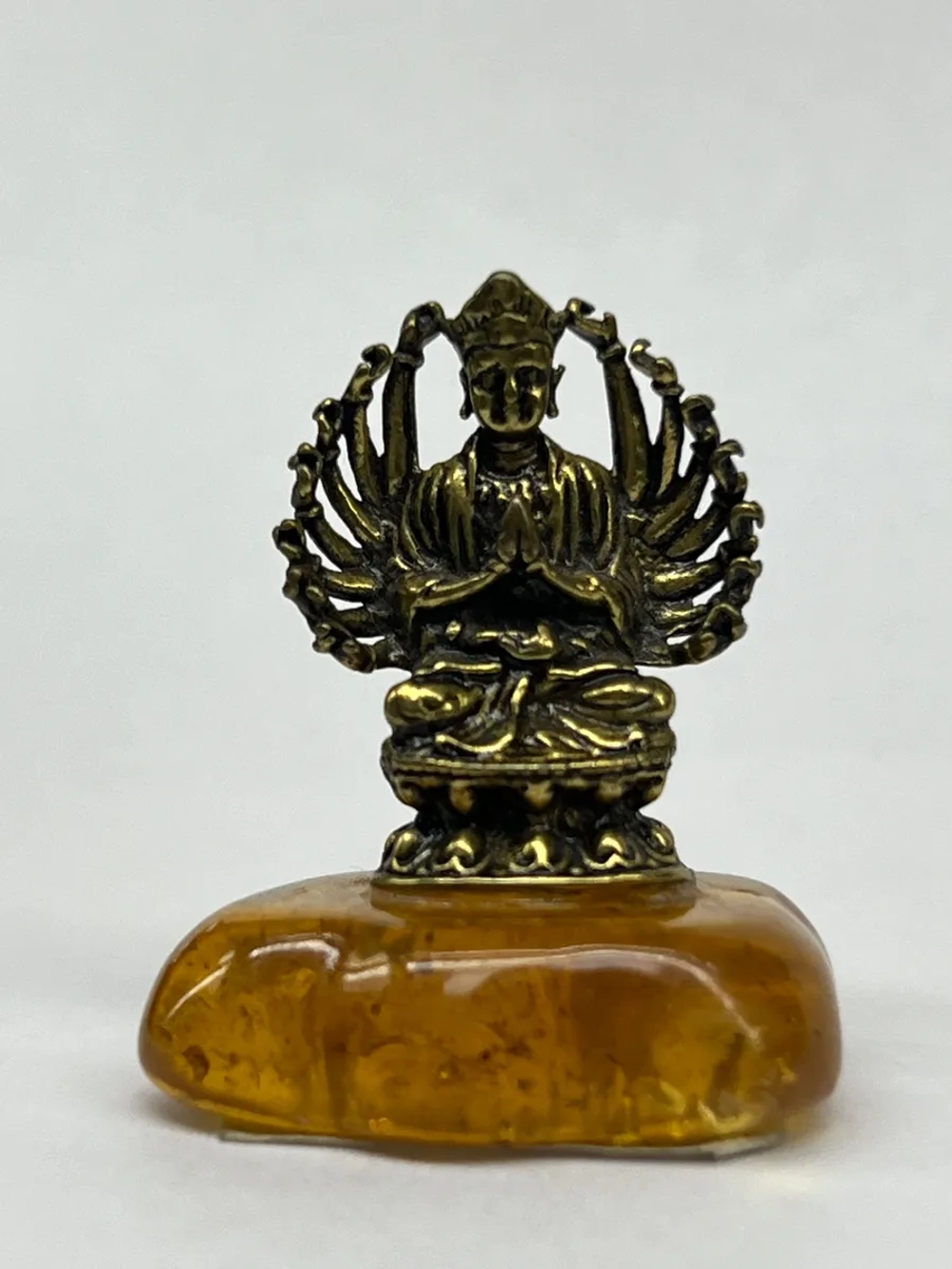 Бронзовая статуэтка на янтаре