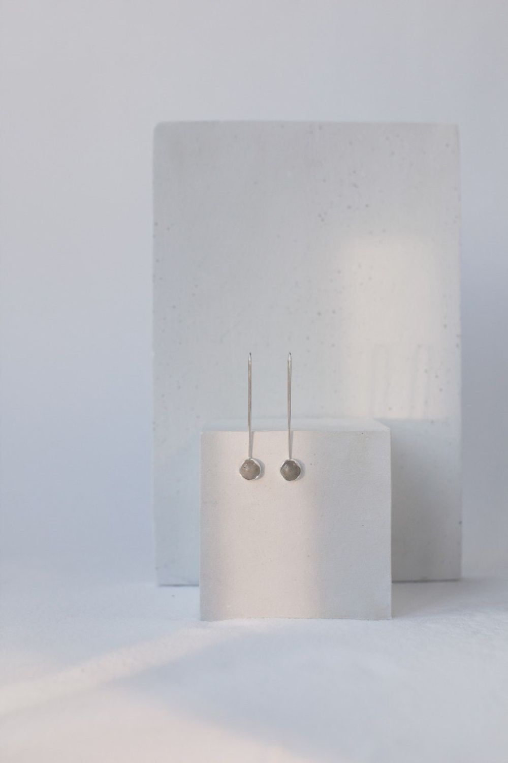 Серьги подковы с лабрадоритом