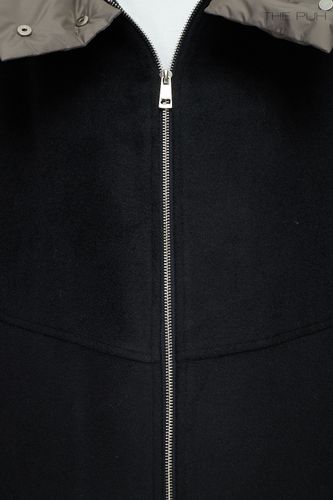 Черный комбинированный пуховик с серым капюшоном