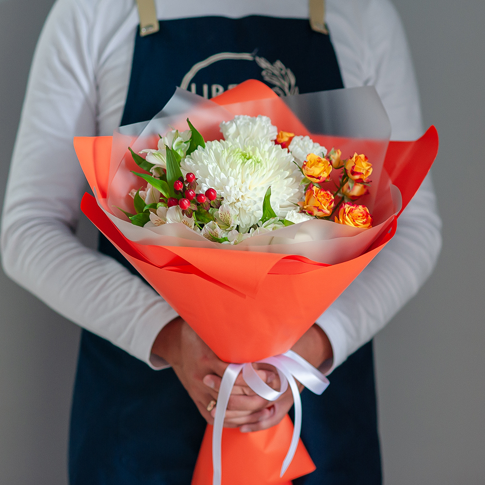 Яркий букет с одноголовой хризантемой в оранжевом оформлении
