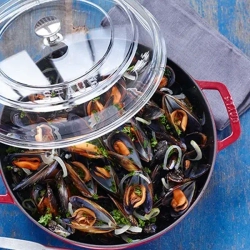 STAUB Сковорода для тушения чугунная с крышкой, 28 см, красная