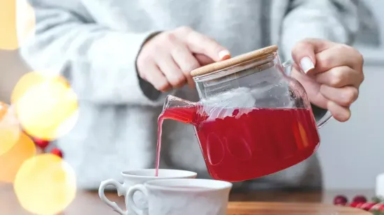 Клюквенно-медовый сбитень - согревающий напиток для уютных зимних вечеров!