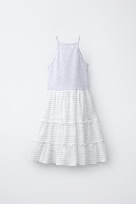 ZARA ПЛАТЬЕ В РУБЧИК С ВОЛАНАМИ, БЕЛЫЙ/СЕРЫЙ