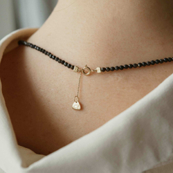 чокер из опалов шоколадно-земляного цвета с «мятым листом» на замке