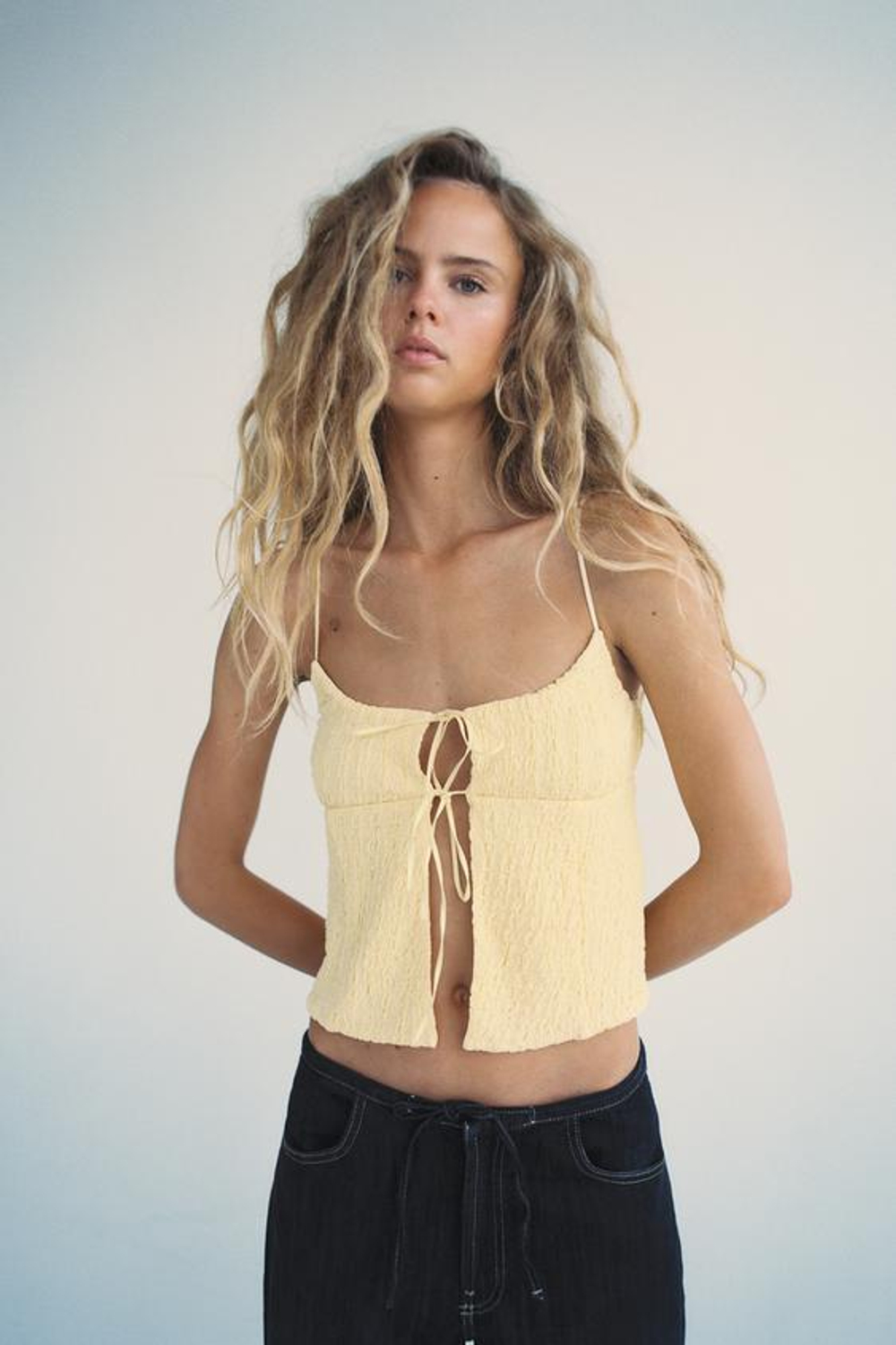 ZARA УКОРОЧЕННЫЙ ТОП ИЗ РЕЛЬЕФНОЙ ТКАНИ, ЖЕЛТЫЙ