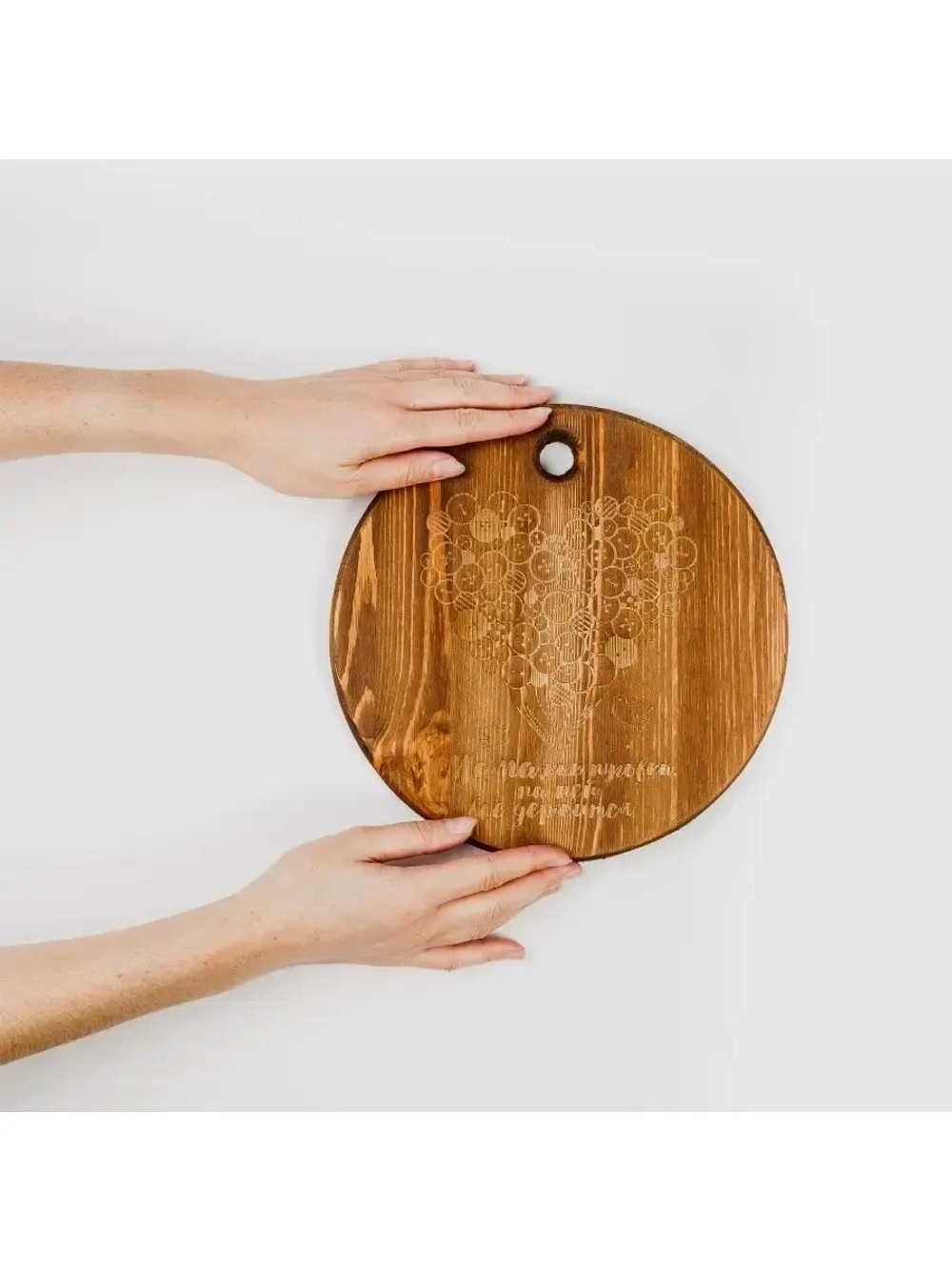 Деревянная менажница круглая с гравировкой из кедра