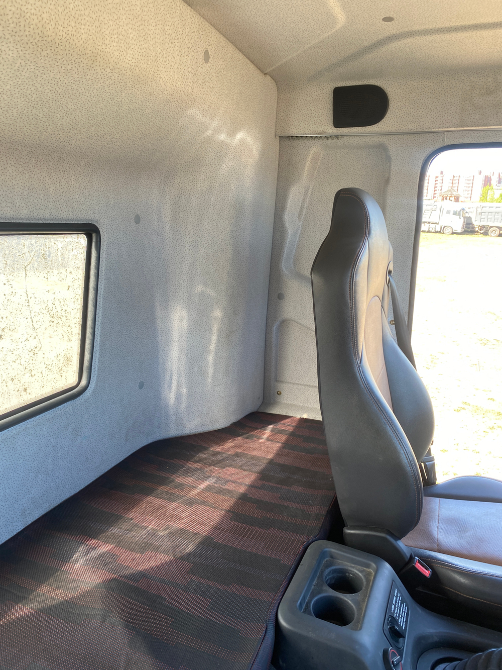 FAW J6 6x6 Седельный тягач CA3250P66K24L1TE5 (Дизельный, 11.1 л, 420 л.с. МТ)