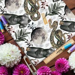 Ткань габардин коллаж из скульптур, полной луны и змей