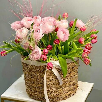 Розовые ранункулюсы и пионовидные тюльпаны с ковылём в корзине. Цветы в корзине 008 Chalet Green