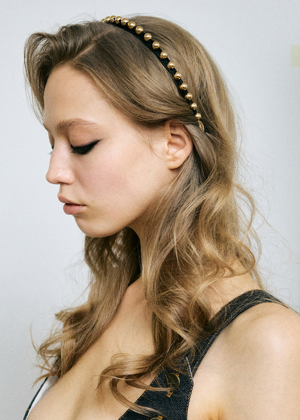 Ободок с мелкими золотыми шарами