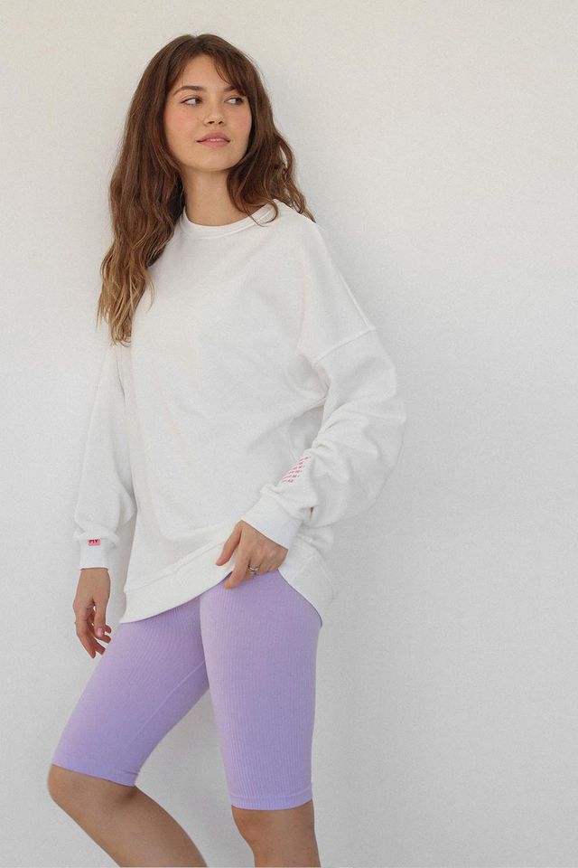 Свитшот с вышивкой на рукаве цвета тофу