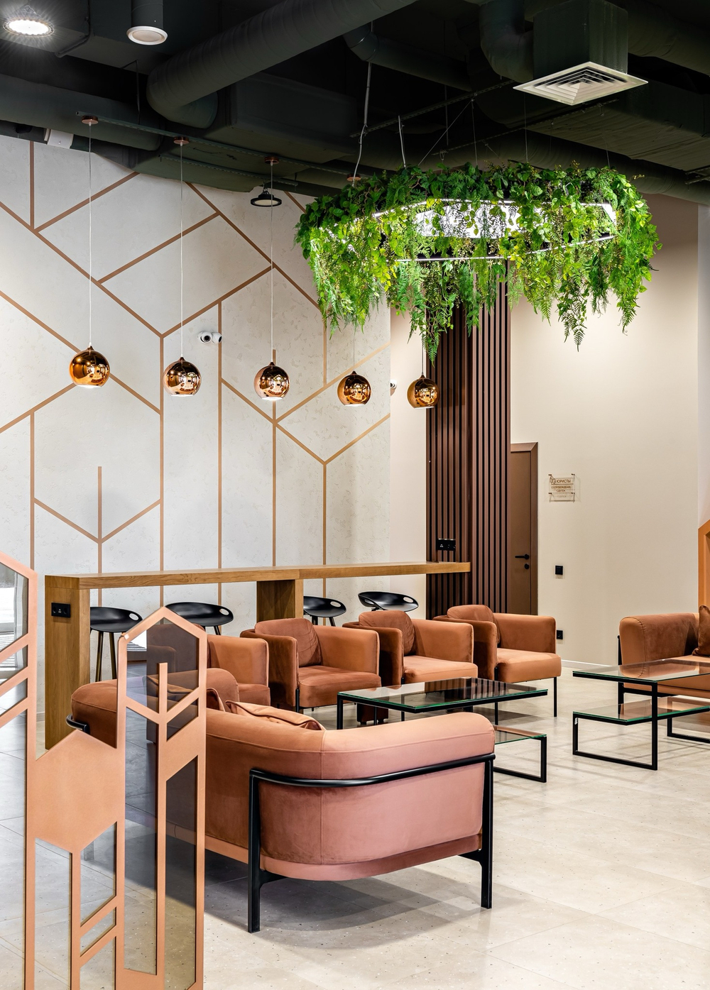 Вертикальное озеленение искусственной зеленью офиса продаж «Новая Елизаветка» строительной компании «Инсити».