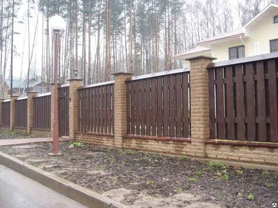 Деревянный забор шахматный