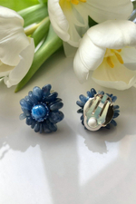 Клипсы "Цветы" ручной работы из бисера и камнем кианит