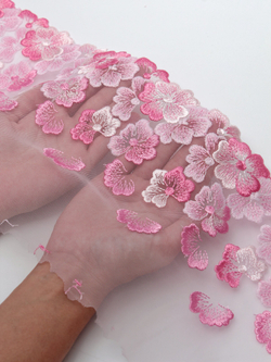 Вышивка на сетке нежно-розовая ширина 18 см ОТРЕЗЫ