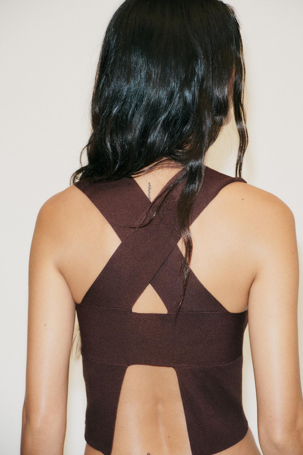 ZARA ТРИКОТАЖНЫЙ ТОП С ВЫРЕЗОМ НА СПИНЕ, КОРИЧНЕВЫЙ