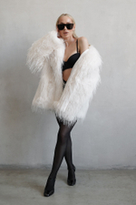 Шуба из эко-меха страуса молочная