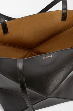 Loewe Средняя складная сумка-тоут Puzzle Fold из блестящей телячьей кожи, черный