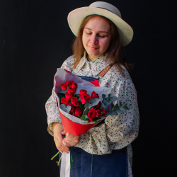 45. Страстный алый букет из кустовых роз и эвкалипта