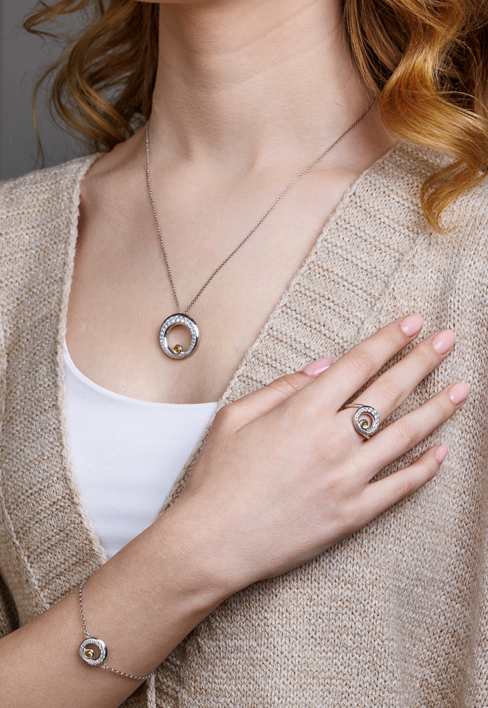 Кольцо из серебра со вставками из выращенного рубина и бесцветных фианитов