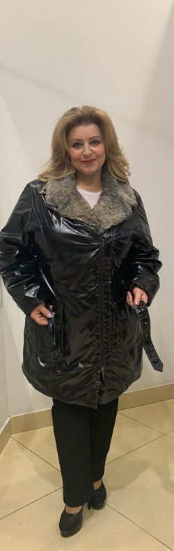 Женский утепленный плащ с поясом и сьемным меховым воротником