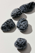 Снежный обсидиан галтовка