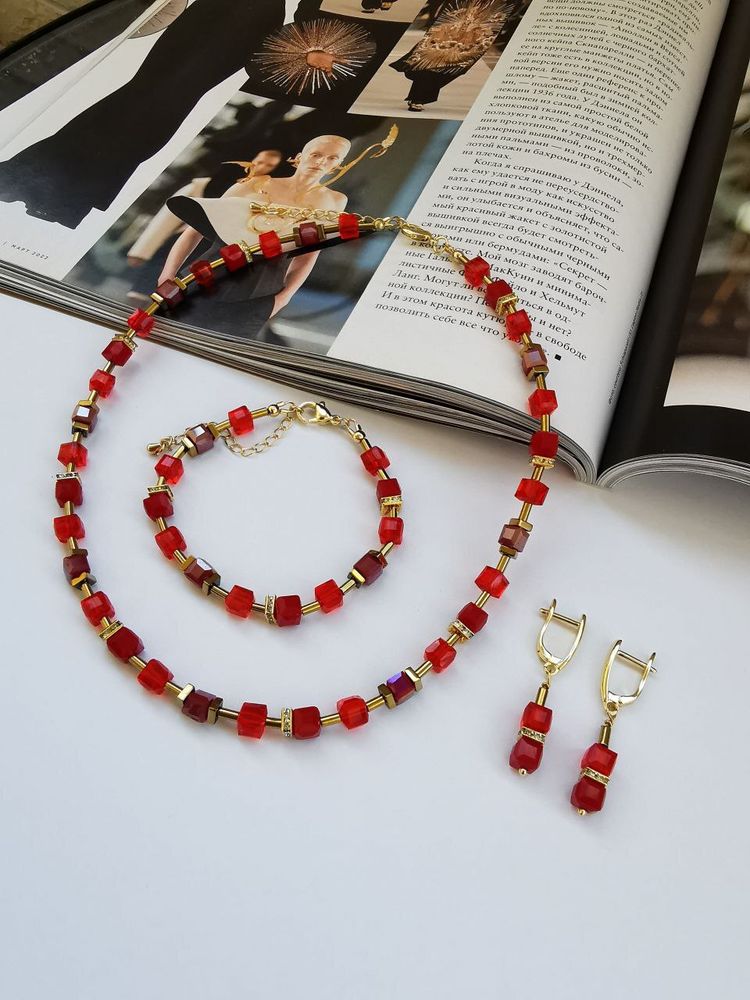 Серьги красные кубики, вставки и фурнитура золото. Английский замок.