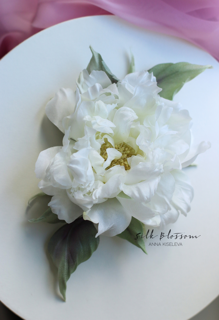 Брошь Белая пушистая роза из шелка