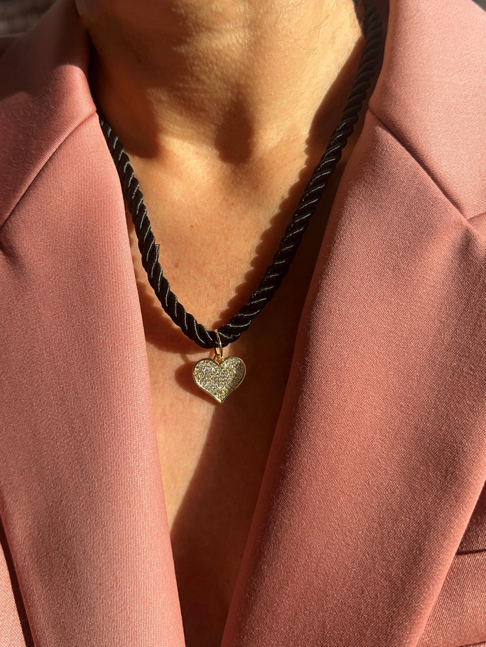 Чёрный чокер - шнур с подвеской сердце с фианитах