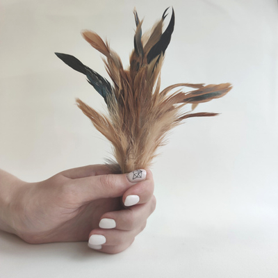 Перья петуха естественные двухцветные 2 сорт 20 шт.