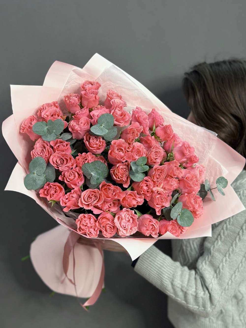 Монобукет с кустовыми пионовидными розами сорта "Валентина"