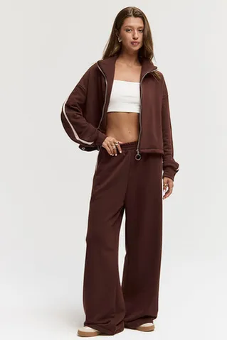 Широкие джоггеры без начеса с лампасом шоколадного цвета