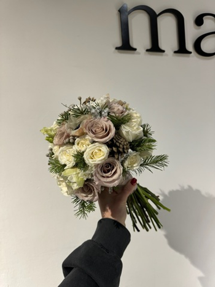 Свадебный букет из ранункулюсов, анемонов, брунии и одноголовых роз