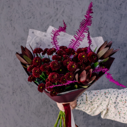 69. Темный стойкий букет с сантини и сафари