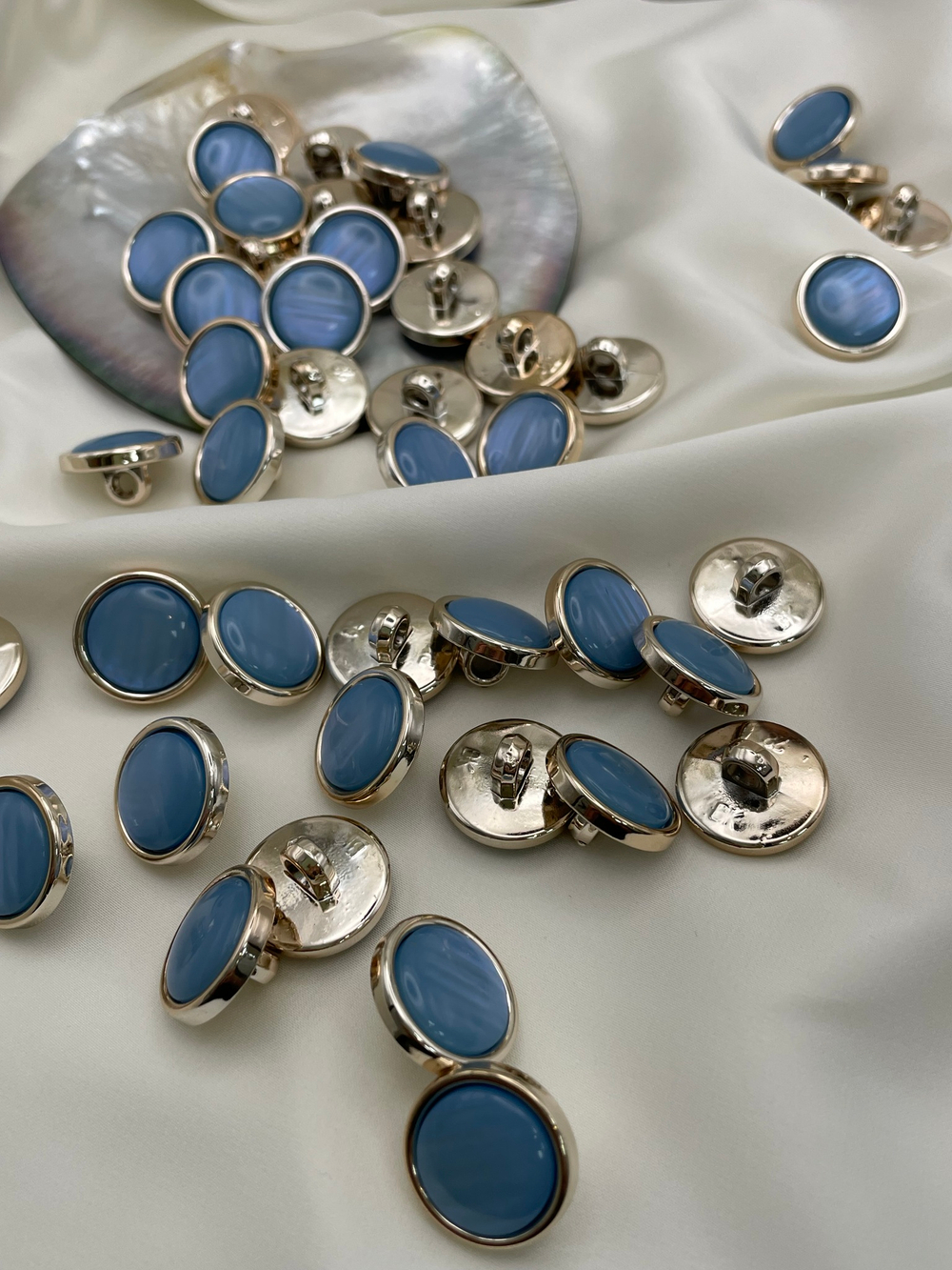 Пуговицы пластиковые на ножке голубого цвета