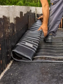 Мастика гидроизоляционная черная с кусочками резины для ремонта кровли, терасс, крыш, фундамента 2 кг FARBITEX