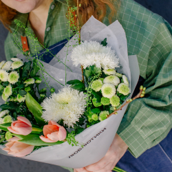 133. Свежий весенний букет с тюльпанами