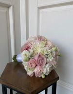 Свадебный букет из одноголовых роз, маттиолы, диантусов, кустовых пионовидных роз и лизиантуса