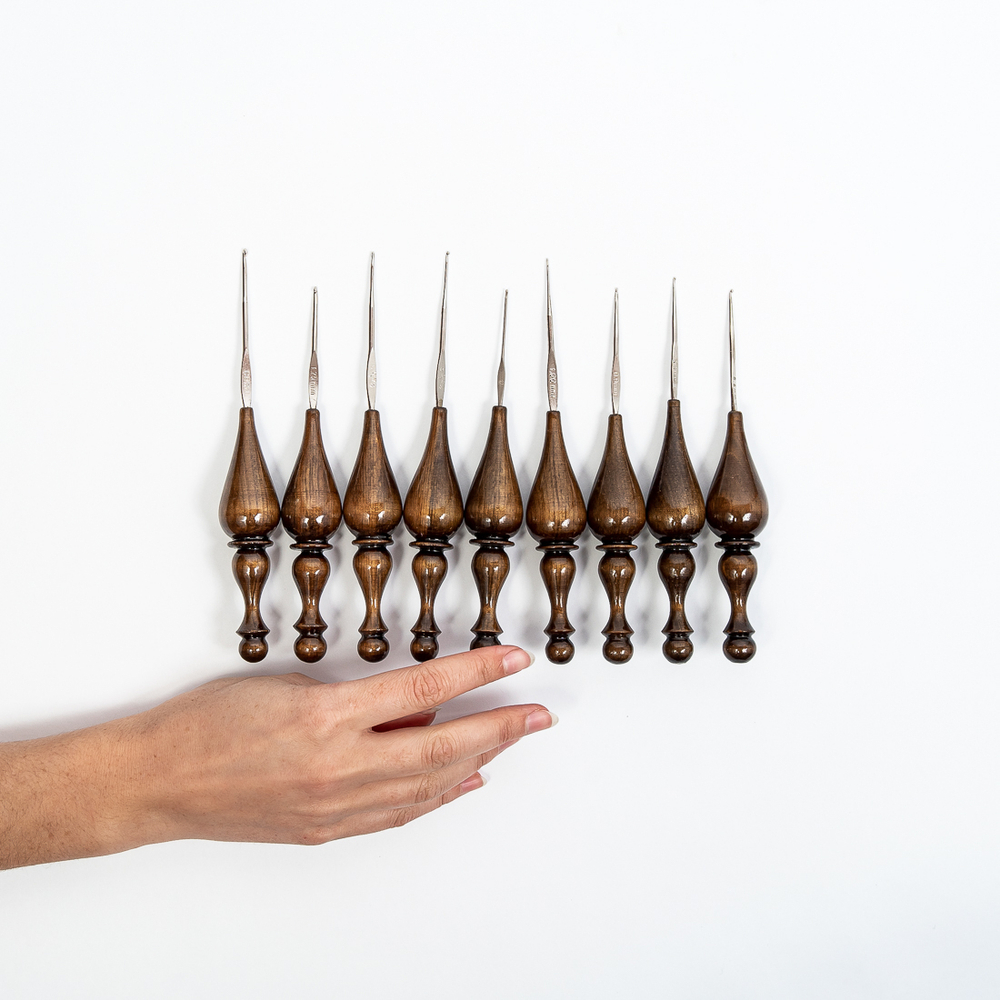 Набор железных крючков для вязания с деревянной ручкой (кедр). KN19