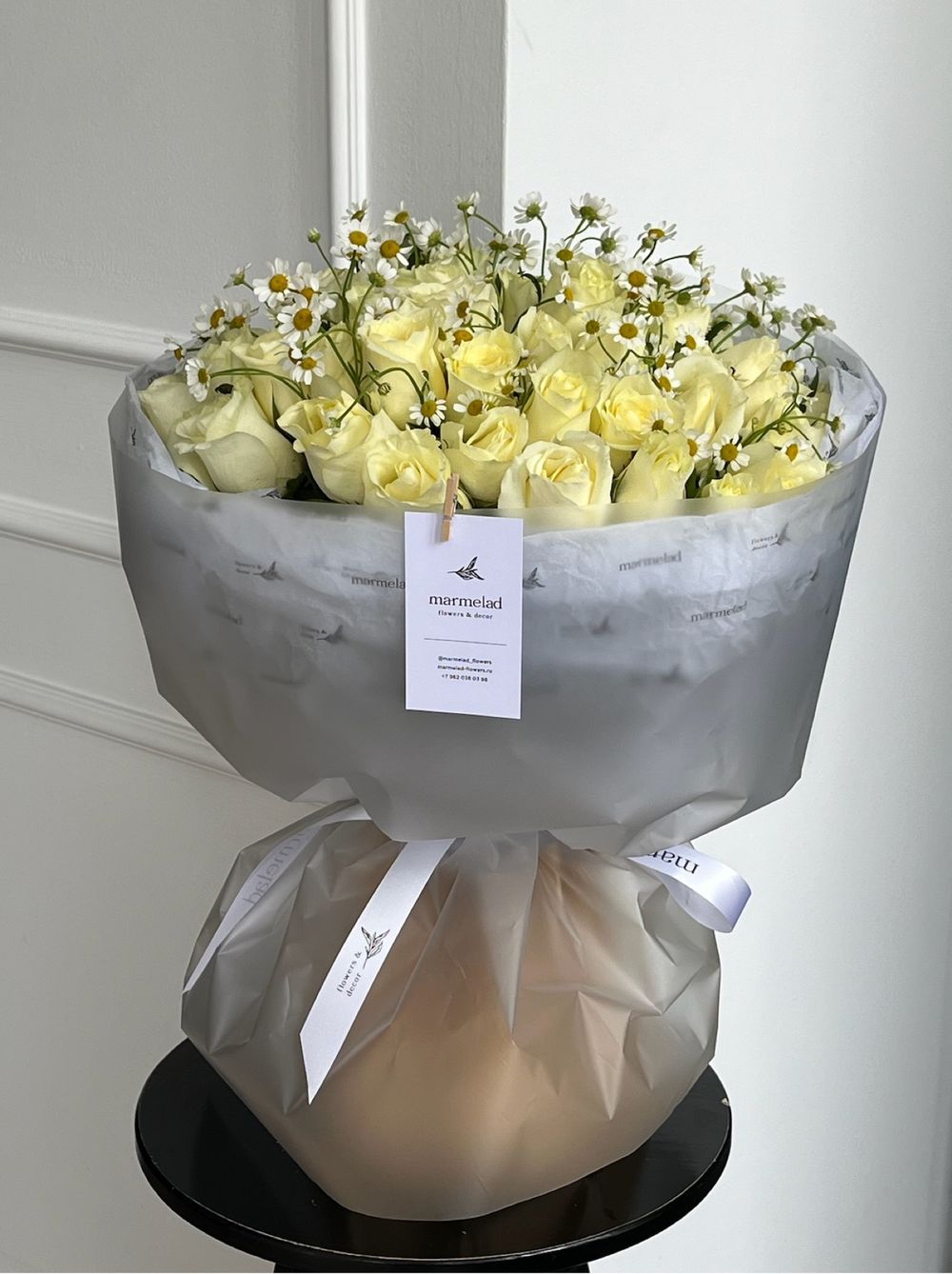 Букет из 51 розы с мелкой ромашкой