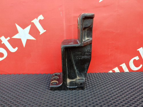 Кронштейн бампера переднего левый