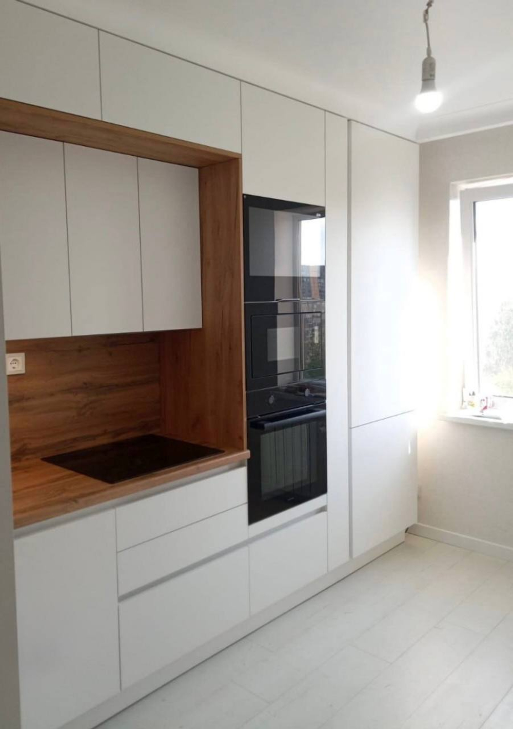 Белая акриловая кухня без ручек (профиль Gola) — чёрные акценты и дерево