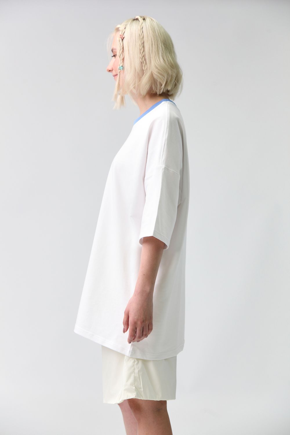 Купить Футболка Choompu оверсайз с голубым воротом белая Футболка Choompu оверсайз с голубым воротом белая