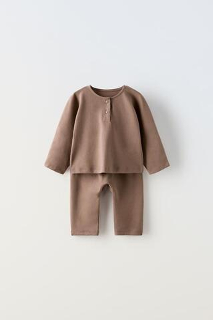ZARA КОМПЛЕКТ ИЗ ФУТБОЛКИ И ДЖОГГЕРОВ, СВЕТЛО-КОРИЧНЕВЫЙ