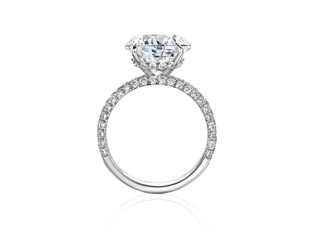 Кольцо с лабораторно-выращенным бриллиантом массой 5 ct и обсыпкой паве по шинке