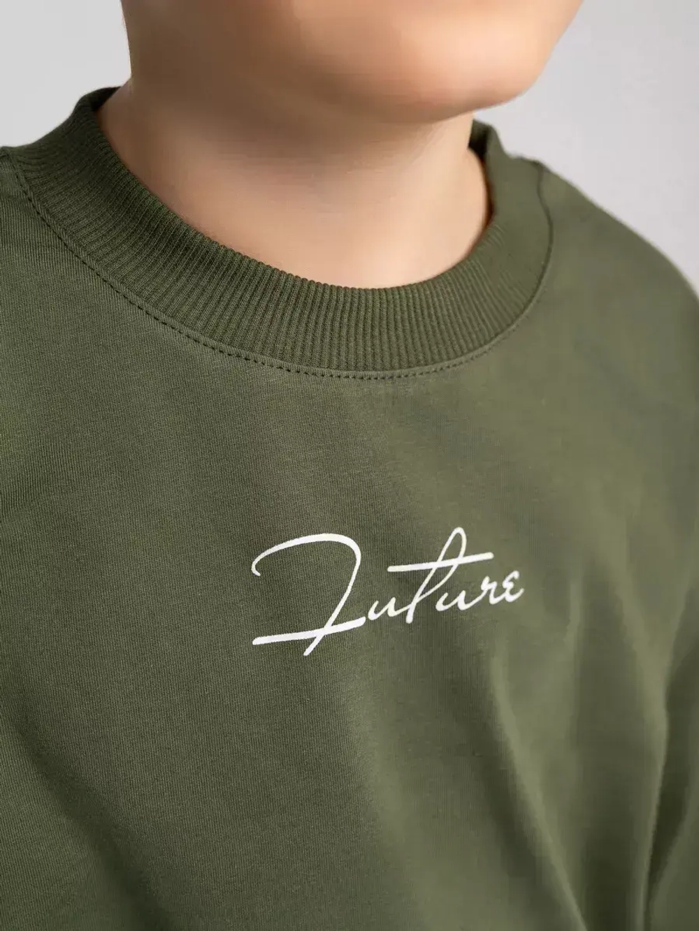 Зеленый костюм для мальчика в школу